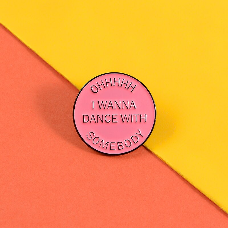 Ghim Cài Áo Hình Tròn In Chữ I Wanna Dance with Somebody Màu Hồng Dễ Thương