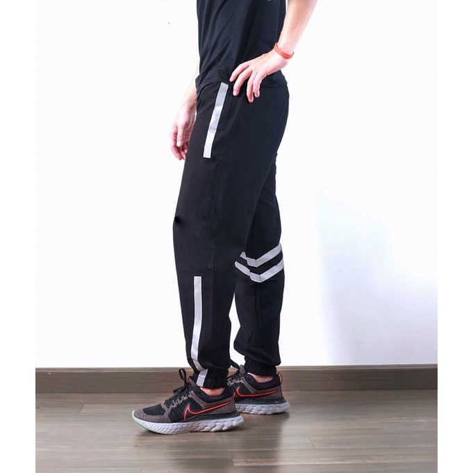 Quần jogger nam thể thao thiết kế sọc phản quang chất vải si dù
