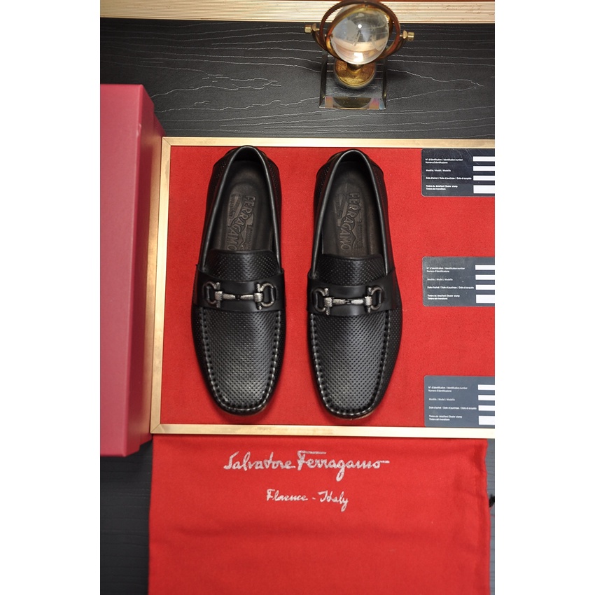 Giày lười nam da thật Ferragamo với lớp da cao cấp mang đến sự mềm mại và thoải mái