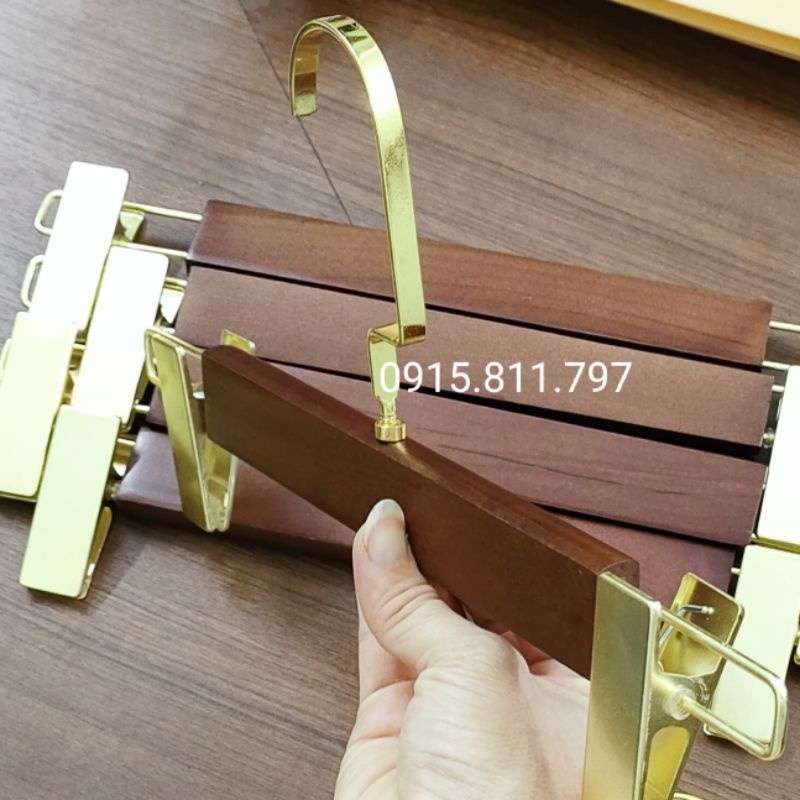 Moc treo quan ao - kẹp gỗ nâu cao cấp kích thước 30cm,đầu kẹp mạ vàng siêu bền đẹp với 2 kiểu đầu móc
