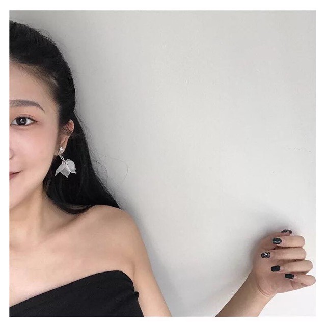 Đôi bông tai chùm lá trắng xinh xắn