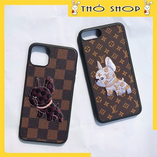 Ốp lưng L-V chó thêu 2 màu sang chảnh dành cho 11Promax/Xs Max/X/8plus/7plus/12Promax/12Pro/12/11/13/13Pro/13Proma