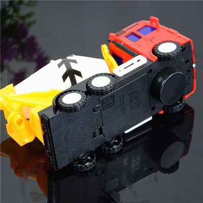 Xe ô tô trộn bê tông di chuyển và phát nhạc vui nhộn