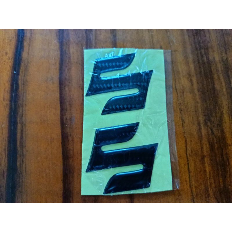 Bộ 2 chữ nổi S màu đen carbon 3cm nhập Thái