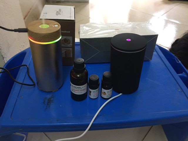 Máy khuếch tán tinh dầu Aroma cao cấp cho xe hơi sang trọng.