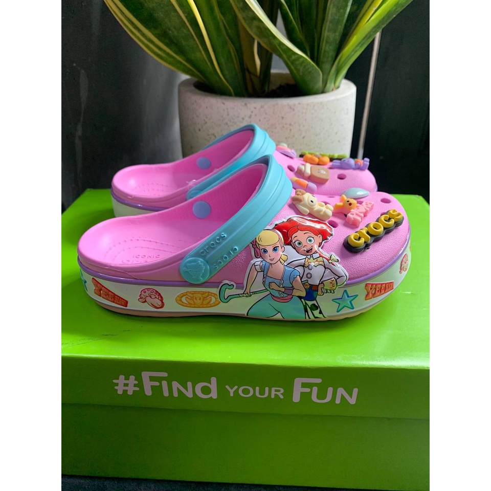 CTS - Giày Dép Crocs Trẻ Em Toy Story 4 Clog Màu Hồng Chính Hãng Size 24 Đến 35 - Tăng 6 Jibbizt - Sấu Vui Vẻ