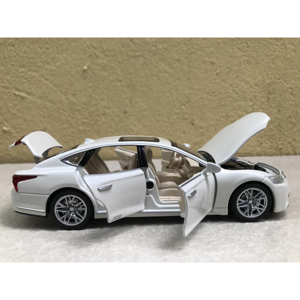 Mô hình xe ô tô LEXUS LS500h - 1:32