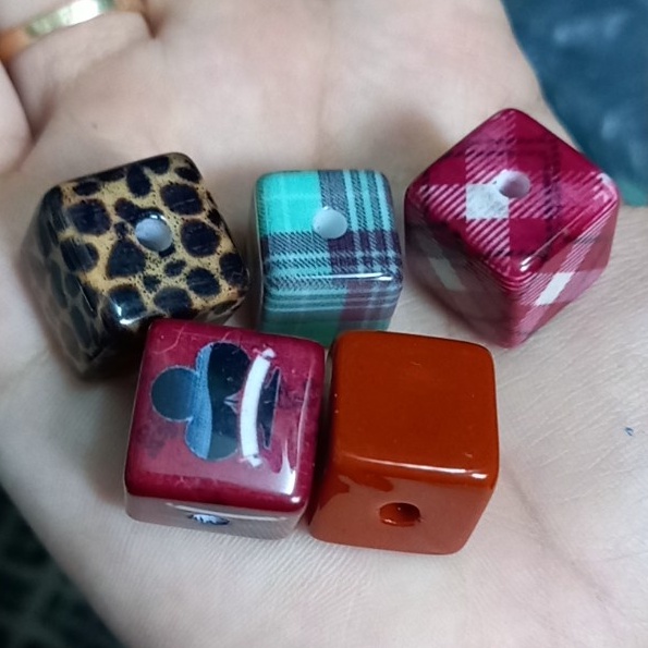 10gam hạt nhựa vuông, hình thoi có lỗ xỏ 16mm- V01, V02- V03- V04