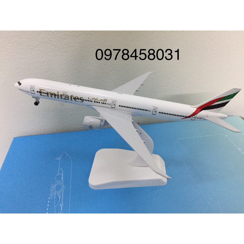 Mô hình máy bay Emirates có bánh xe 18cm