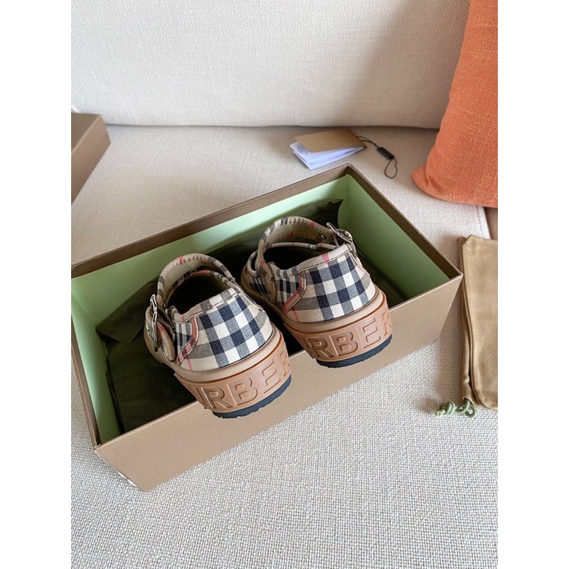 Giày búp bê thời trang nữ Burberry da thật cao cấp, thiết kế quai điệu đà chỉnh thắt được, phía sau giày có chữ BBR.