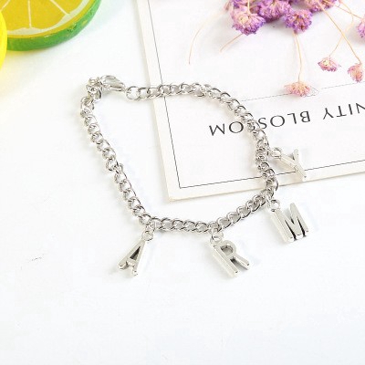 Vòng tay mạ bạc mặt chữ cái đơn giản