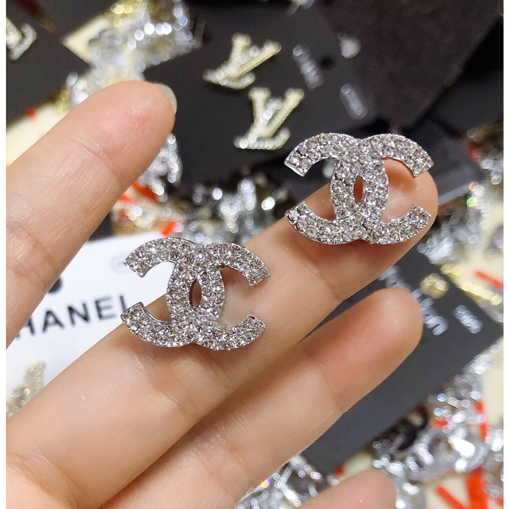 Khuyên Tai Dạng Tròn Bằng Thép Titan In Logo Thời Trang Dành Cho Nữ