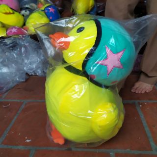 Vịt bông đội mũ bảo hiểm 60cm