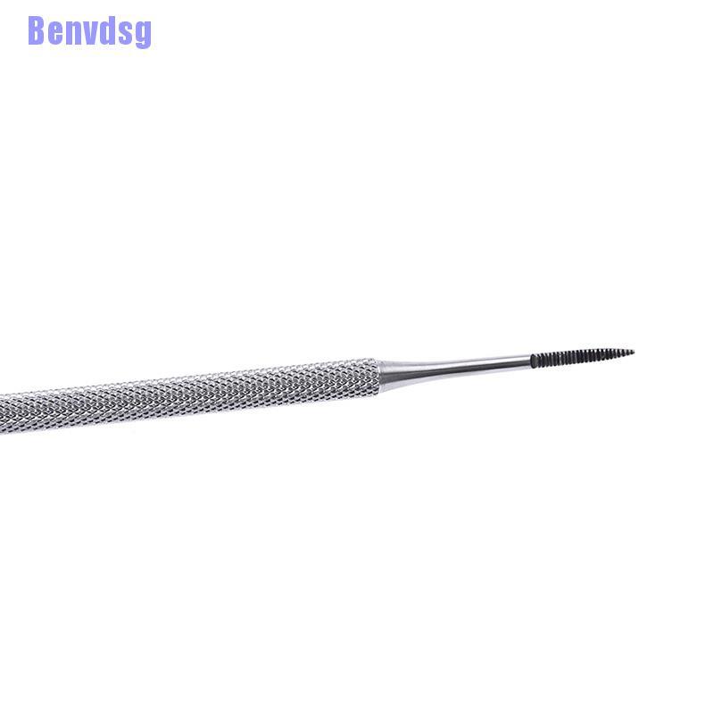 1 Dụng Cụ Vệ Sinh Móng Tay Tiện Lợi