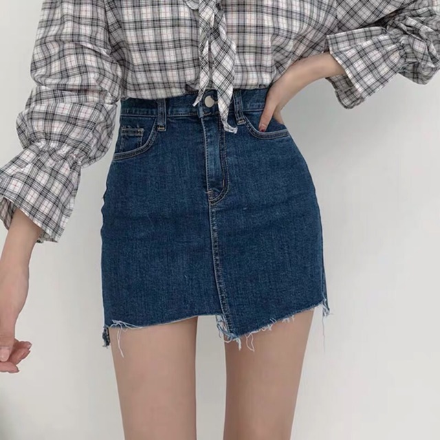 Chân váy bò denim hai vạt không bằng nhau 2 màu xanh nhạt và xanh đậm dài đến giữa đùi tuỳ dáng người cao hay thấp gầy h