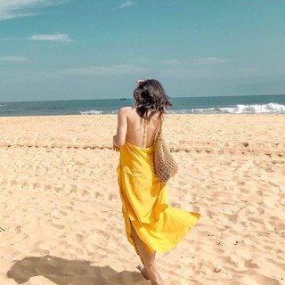 Váy maxi vàng hở lưng đi biển