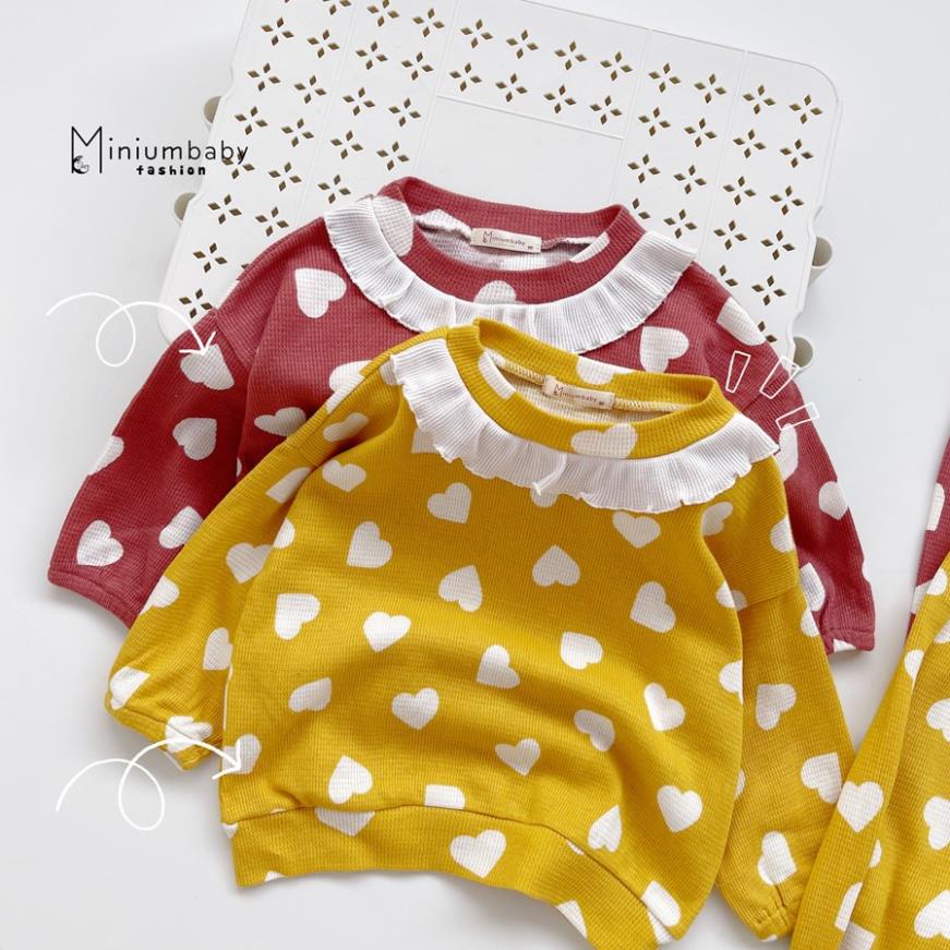 Bộ đồ dài tay quần dài cổ bèo trái tim thu đông cho bé gái chất liệu cotton tổ ong, set quần áo trẻ em MiniumBaby-SB1291