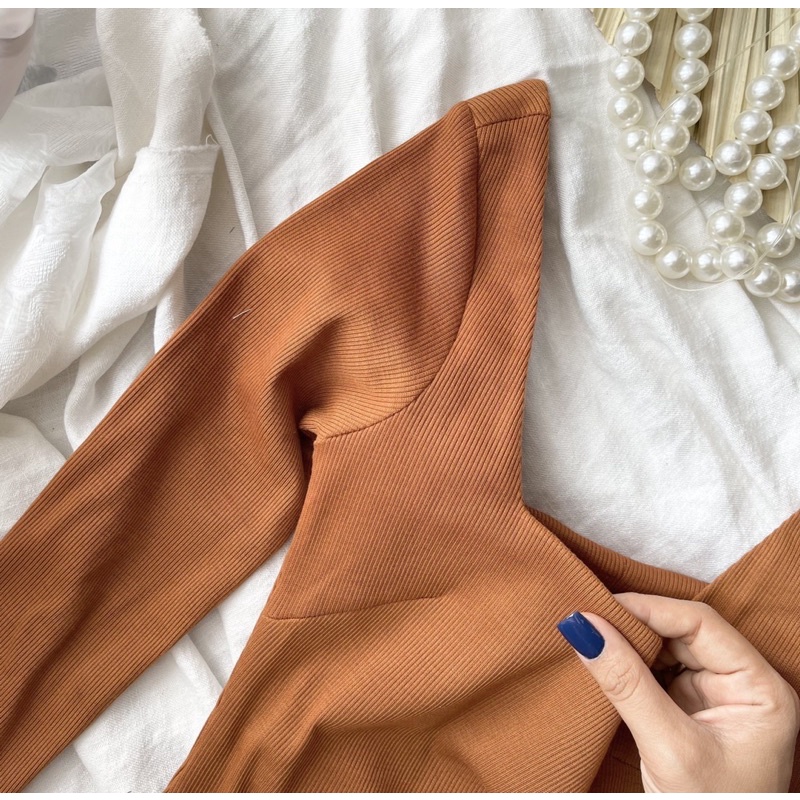 Váy thun nâu cổ vuông tay dài dáng midi có hình thật trải sàn ở cuối | BigBuy360 - bigbuy360.vn