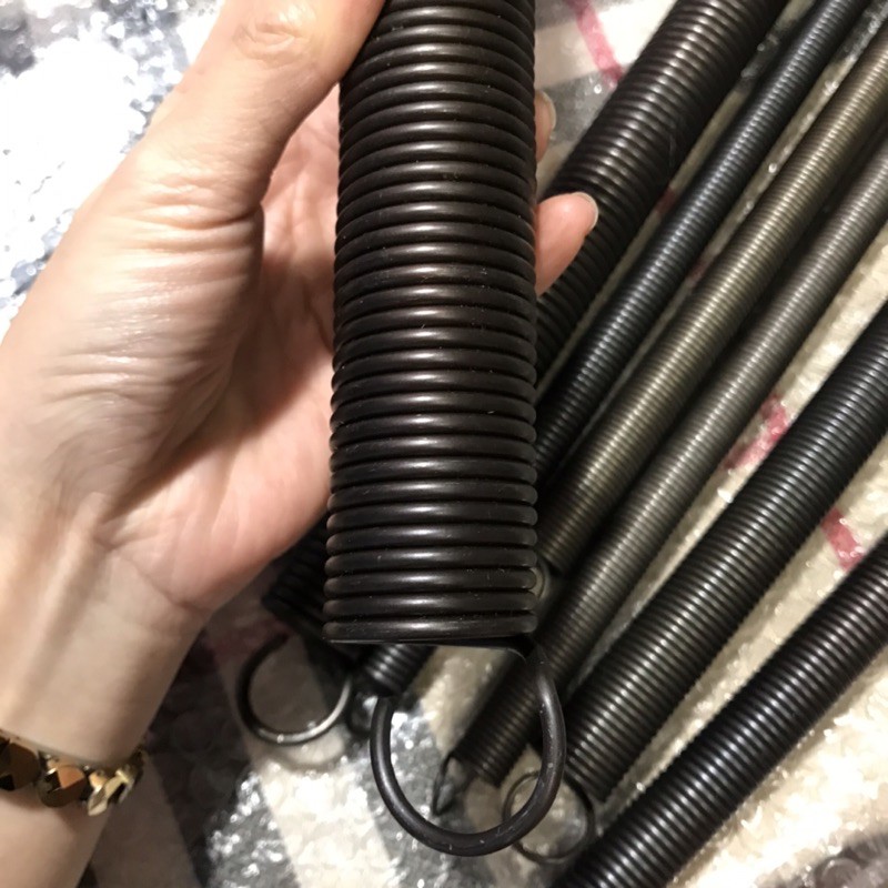 1 cái lò xo kéo phi 12 dài 200mm