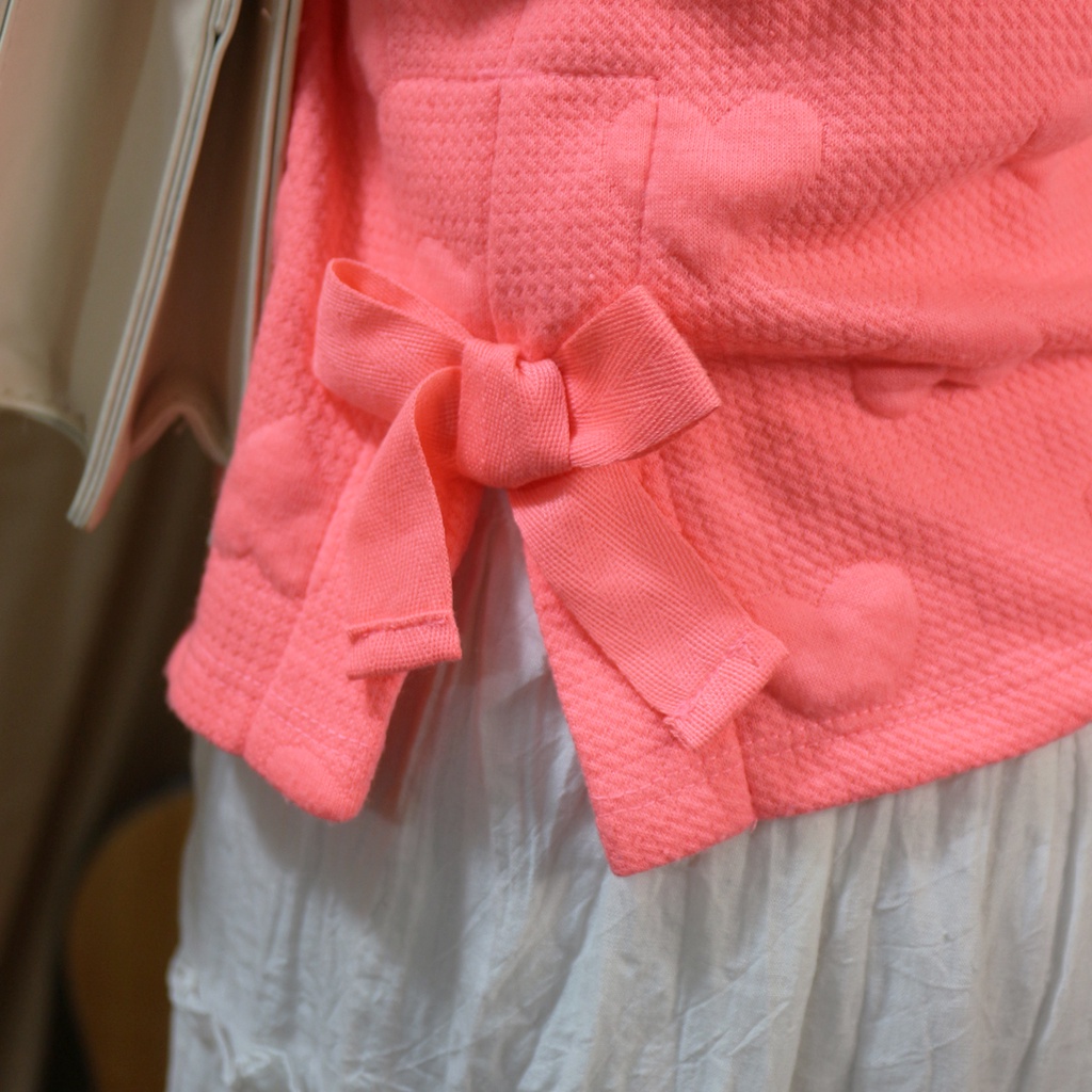 Áo sweater LOVE IS IN THE AIR thêu nổi màu hồng nữ tính | BigBuy360 - bigbuy360.vn