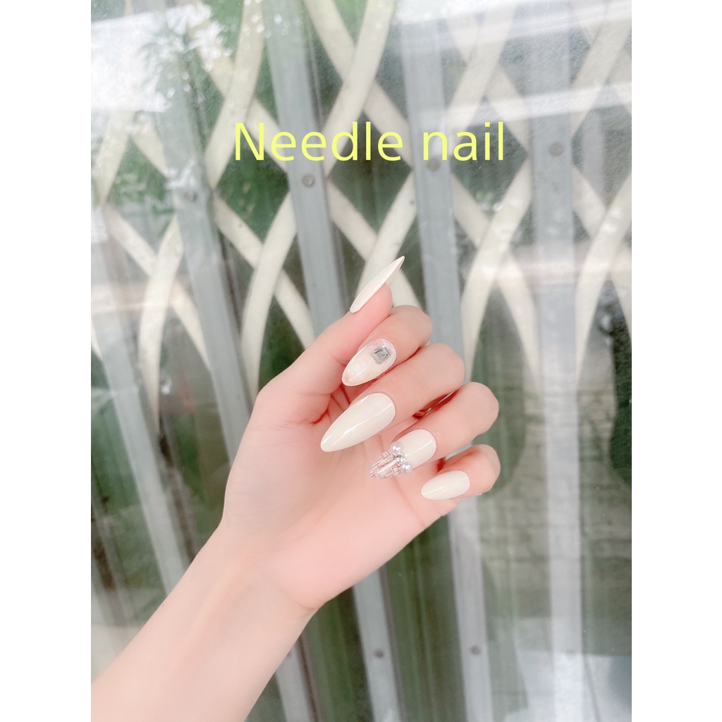 Nail box màu trắng sữa đính ngọc xinh nhẹ nhàng