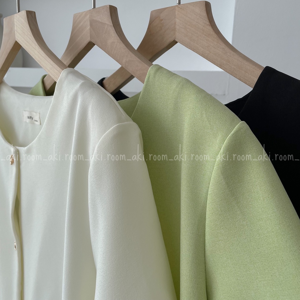 Áo blazer dáng ngắn cổ tròn hai cúc vàng có đệm vai mỏng 2259 | BigBuy360 - bigbuy360.vn