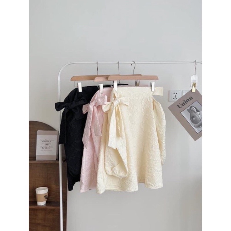 Váy GẤM trễ vai lệch thắt nơ tay bồng dáng A chuzme