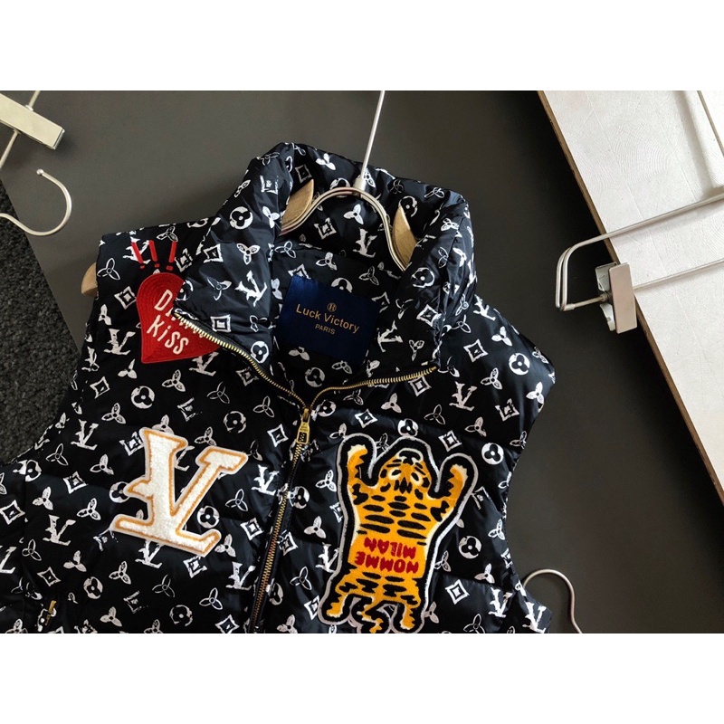 Áo khoác phao gile nam họa tiết chữ và nhiều hình thêu thương hiệu Louis Vuitton LV cao cấp