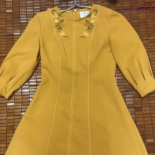 Váy lyra vàng thêu hoa sz s