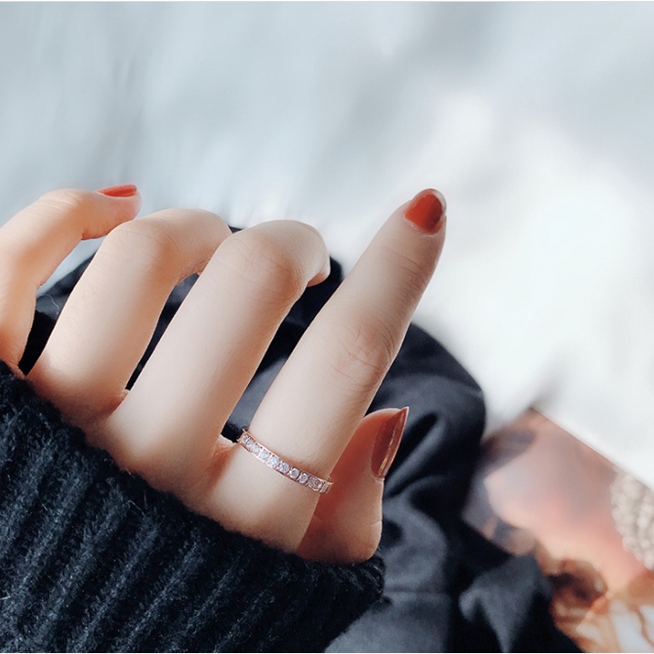 Nhẫn titan đính đá nửa vòng sáng lấp lánh không gỉ WR2213