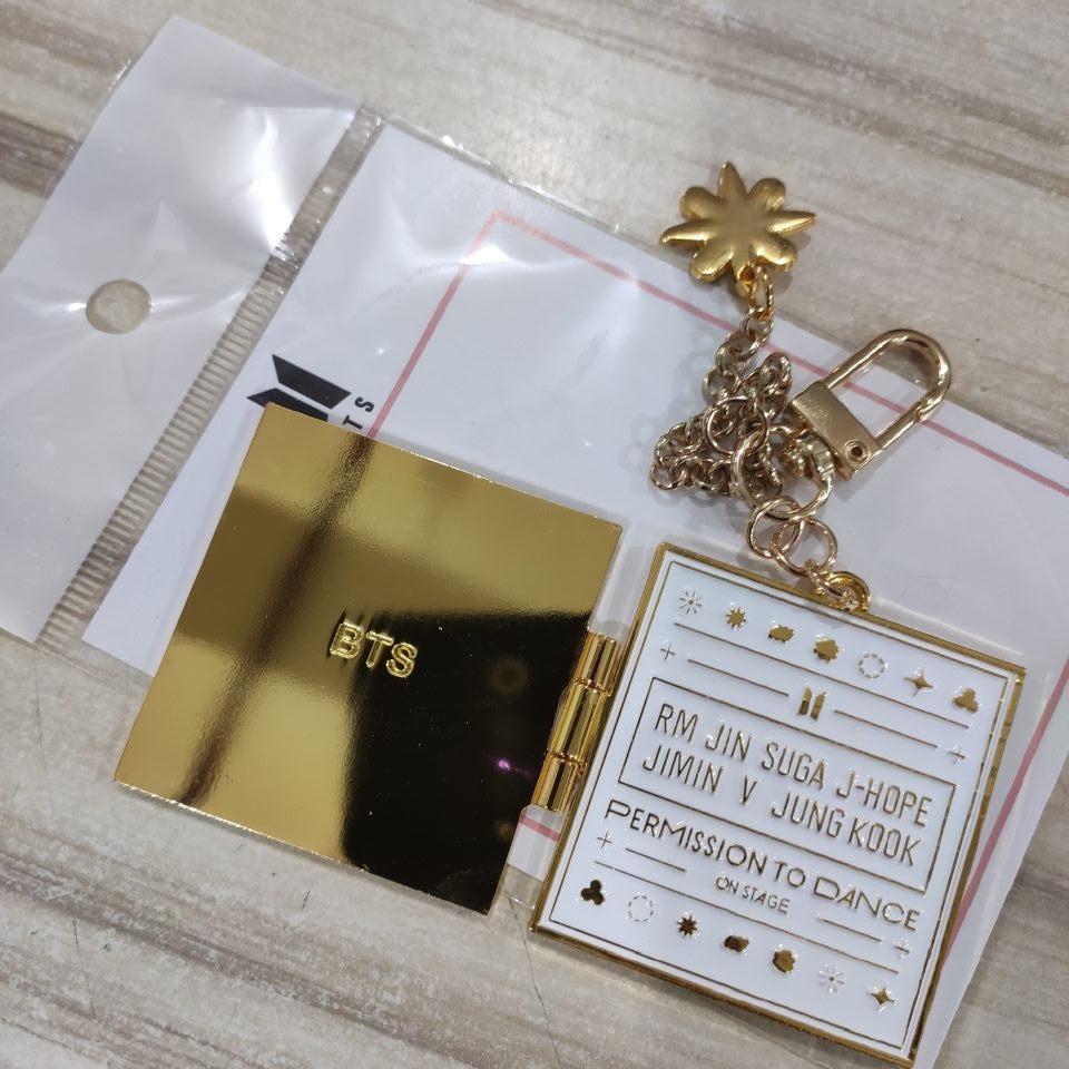 Móc Khóa Kim Loại Mặt Vuông Khắc Tên Các Thành Viên Nhóm Nhạc Bangtan BOYS