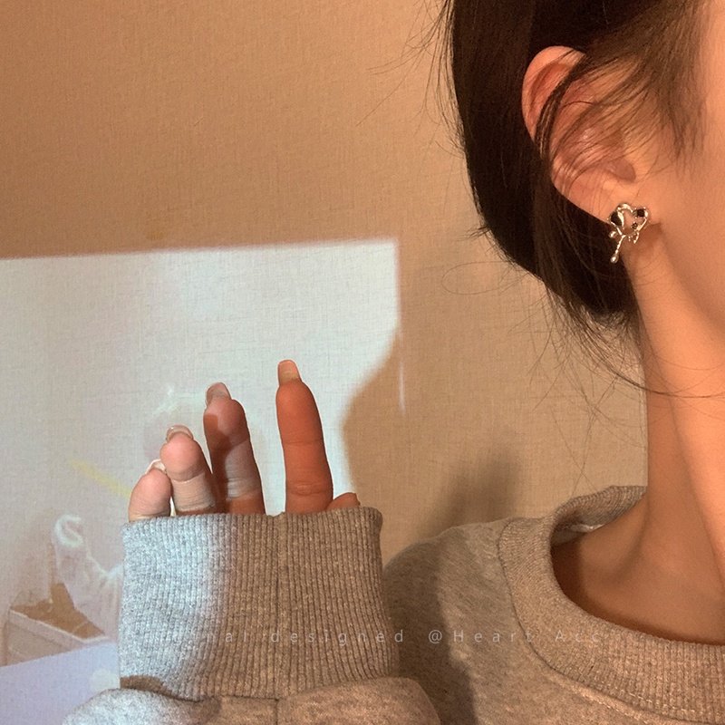 Khuyên Tai Hình Trái Tim Rỗng Cá Tính Thiết Kế Độc Đáo Kiểu Mới Cho Nữ