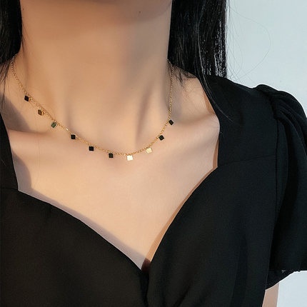 Vòng cổ Mặt Vuông Bằng Thép Titan Mạ Vàng Phong Cách Hàn Quốc Mới