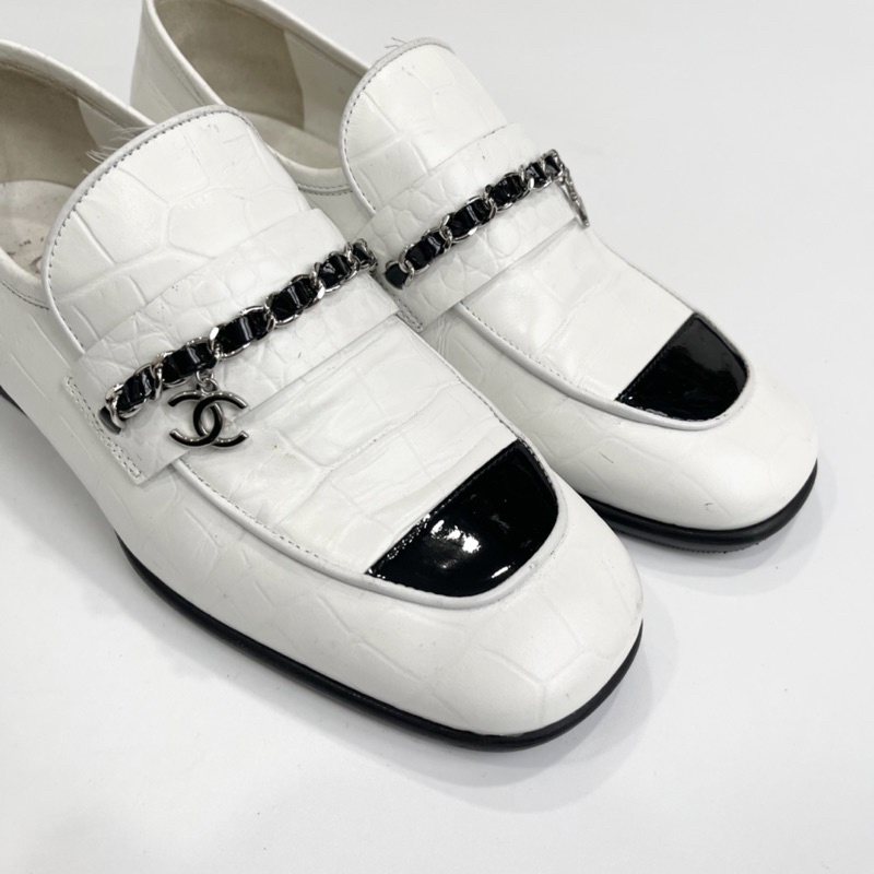 Giày loafer Chanel trắng size 36C