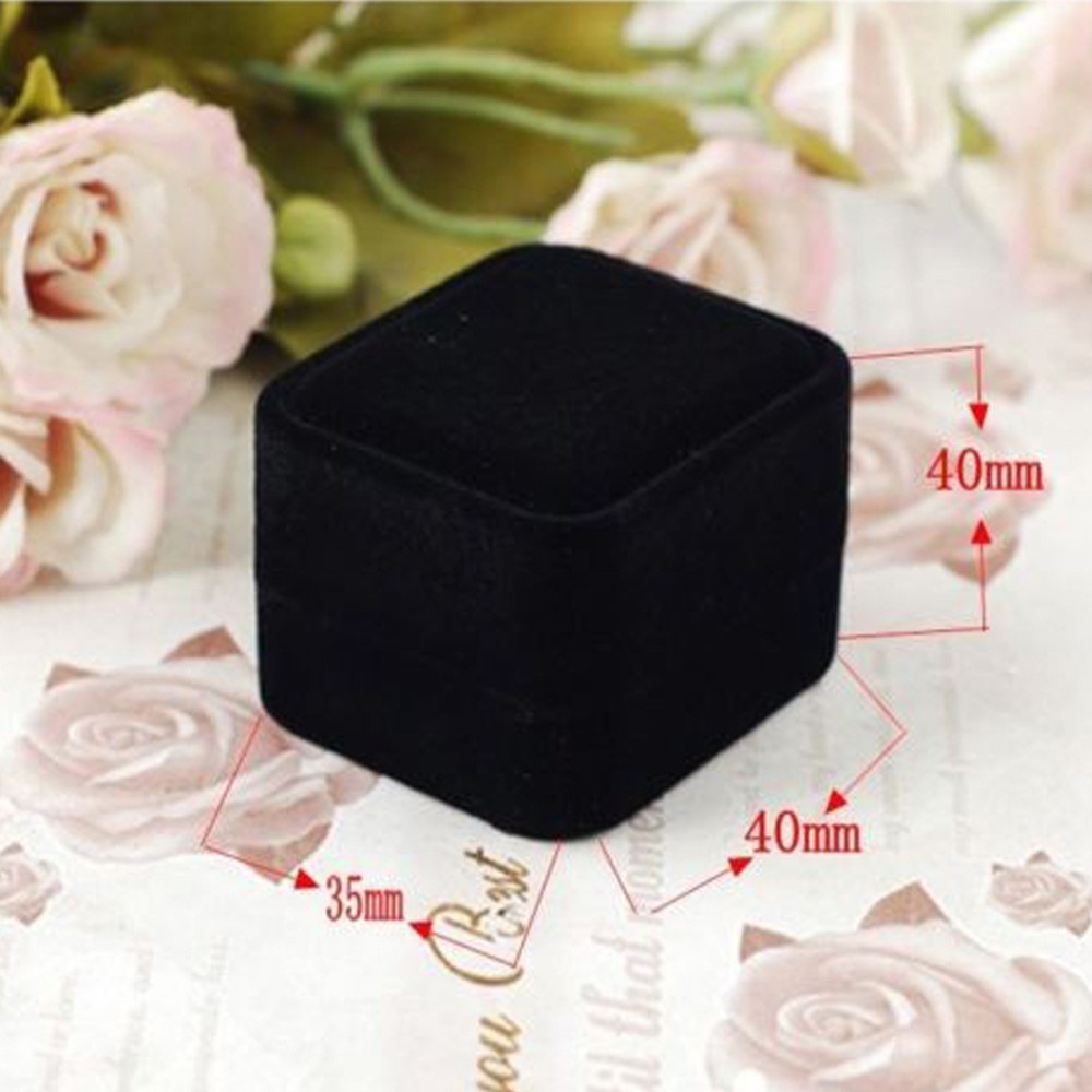 Hộp đựng nhẫn cưới bằng vải nhung nhỏ gọn nhiều màu sắc thích hợp làm quà tặng cho cặp đôi