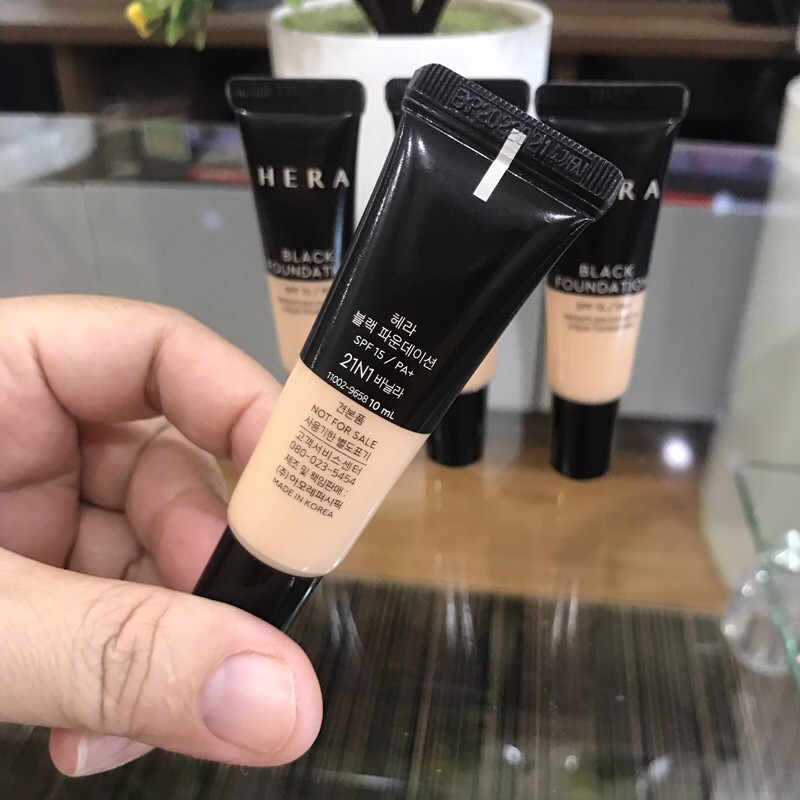 Kem nền HERA BLACK FOUNDATION mini 10ml Tone 21 | BigBuy360 - bigbuy360.vn
