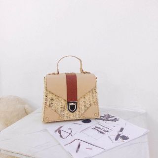 Túi cói hộp nắp da màu vàng mơ