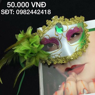 Mặt na nửa mặt có bông hoa