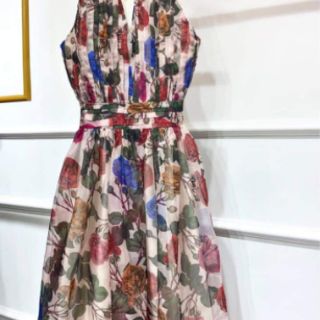 Váy cổ yếm của COCO KEIRA