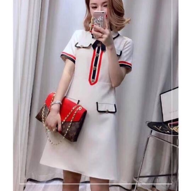 Váy len hàng quảng châu có màu trắng váy phối màu trắng và viền lẻ đỏ đen. Váy có cổ kiểu dáng xuông dễ mặc. Váy màu trắ