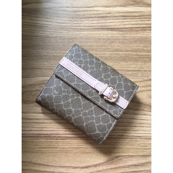 Ví si hiệu Nina Ricci