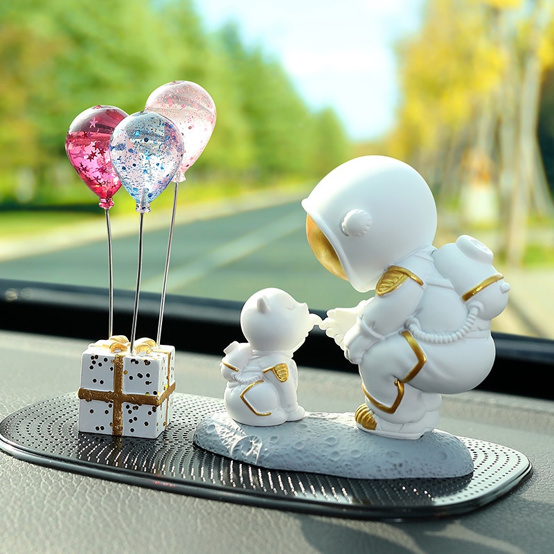 Tượng phi hành gia ngồi cạnh chú cún đế xám siêu cute có thể để trên ô tô, kệ