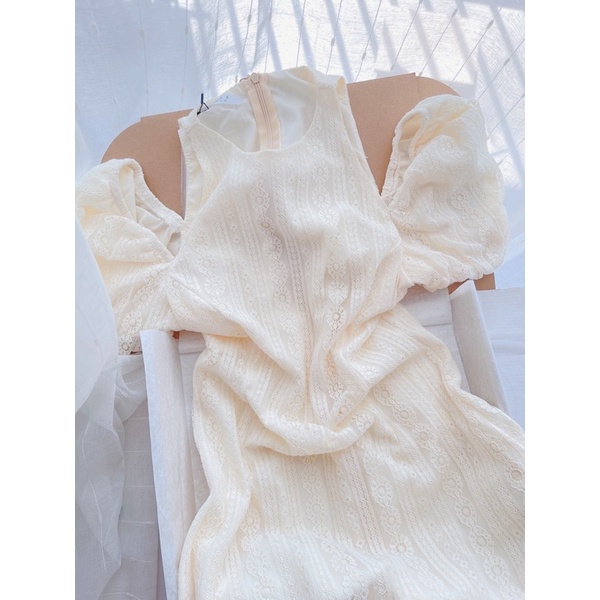 Váy ren cổ yếm khoét vai