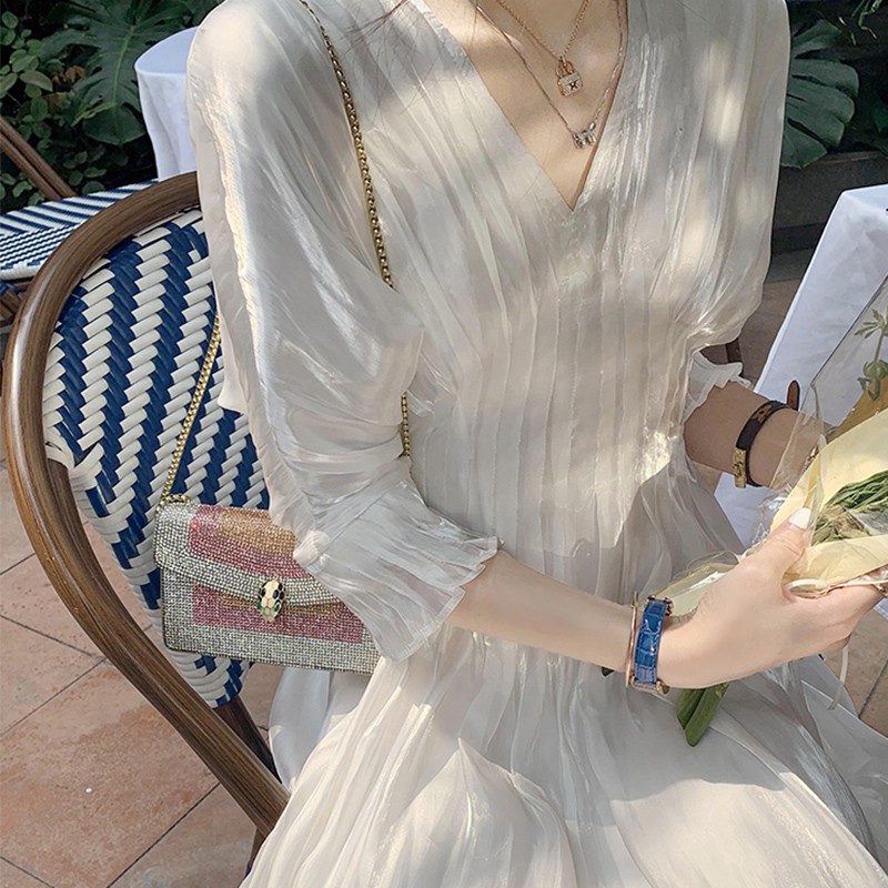 Váy trắng xếp ly