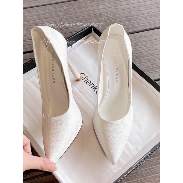 Giày cao gót trắng