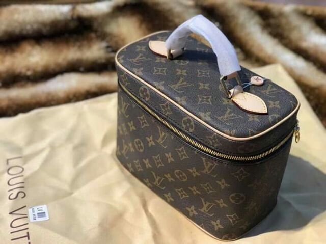 LV cốp trang điểm 
- Hàng super chất da cực xịn, mềm và mướt lắm
- Tinh tế từng đường kim mũi chỉ 
- Giá hạ nhiệt | BigBuy360 - bigbuy360.vn