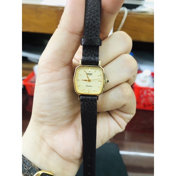 Đồng hồ nữ si nhật dáng tank hiệu Seiko