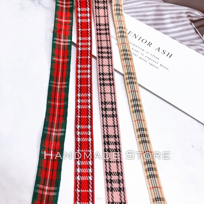 Ruy băng kẻ giáng sinh