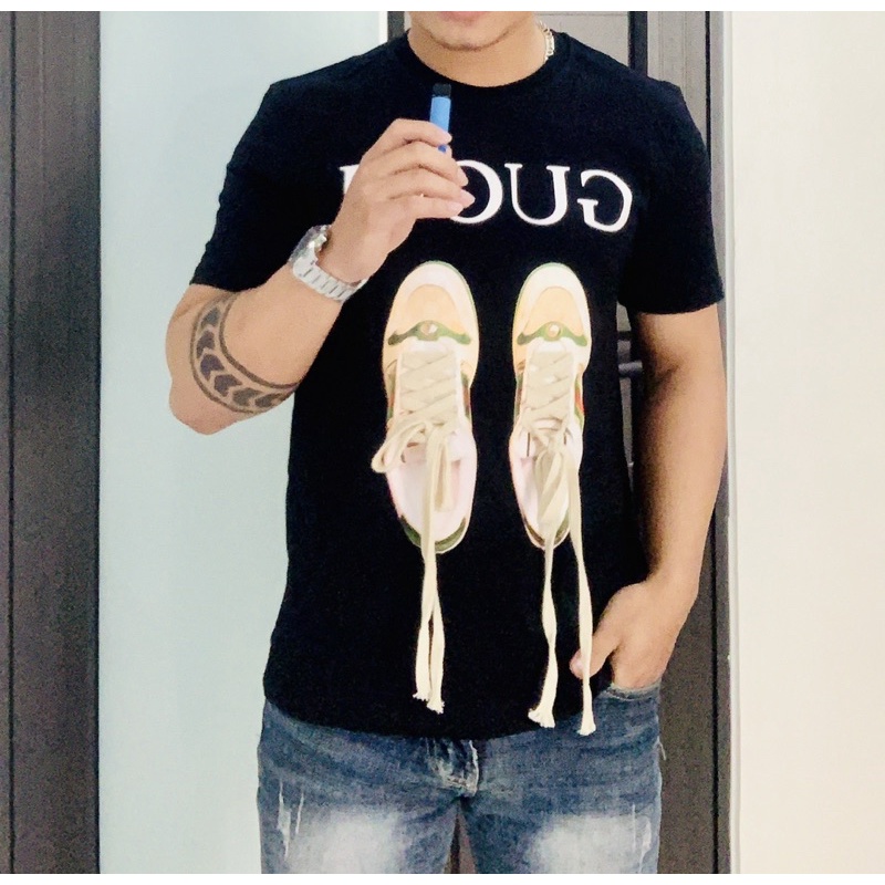 Áo phông gucci hoạ tiết đôi giày