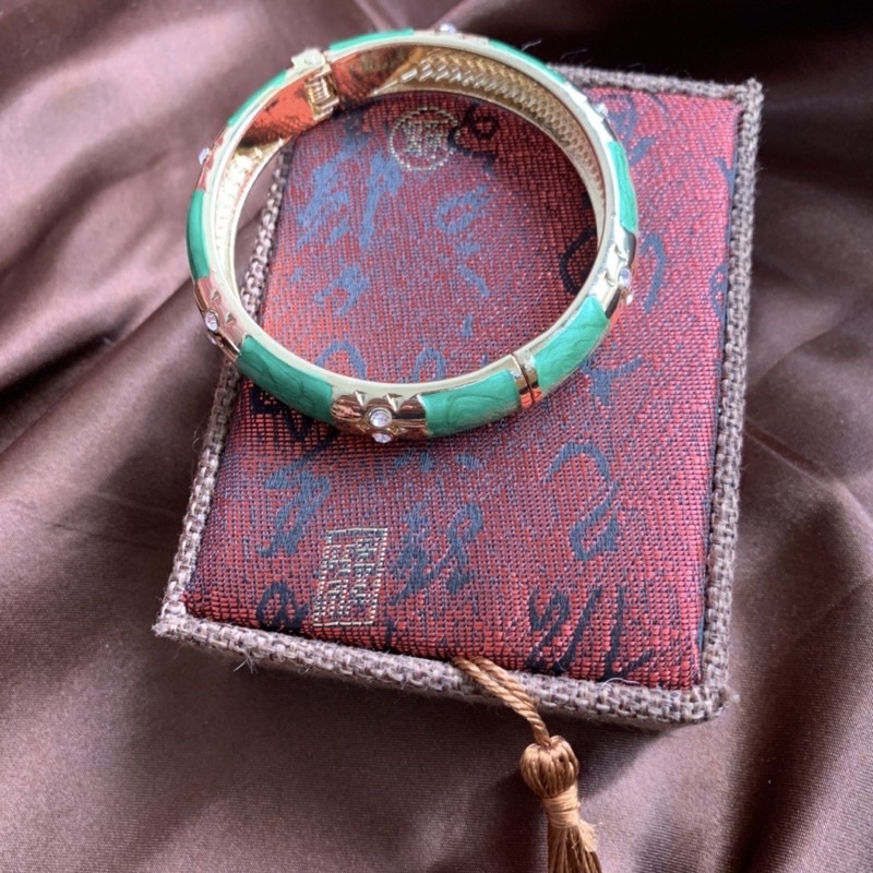 Vòng Tay Chạm Ngọc Tặng Hộp Gấm